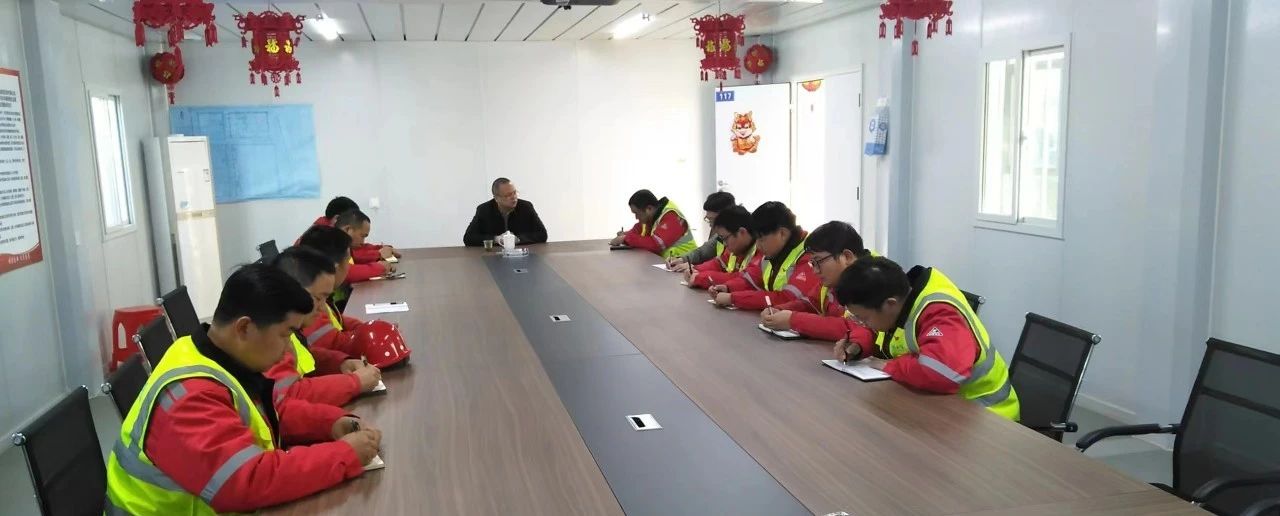 化機(jī)公司黨委書記、董事長(zhǎng)、總經(jīng)理?xiàng)钪袧傻椒蕵I(yè)搬遷項(xiàng)目部現(xiàn)場(chǎng)辦公