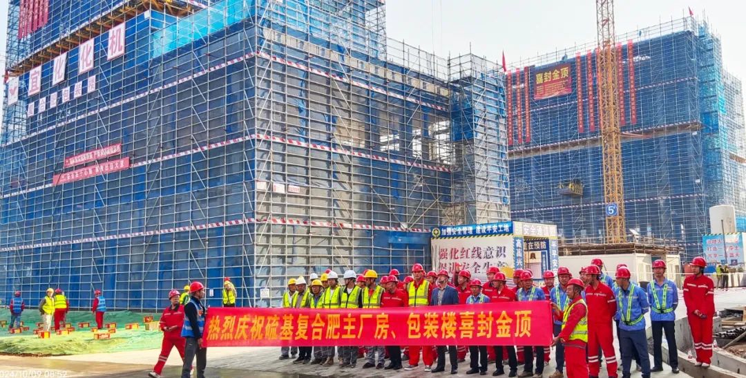 化機(jī)公司黨委書記、董事長、總經(jīng)理?xiàng)钪袧傻匠琼?xiàng)目現(xiàn)場辦公(圖2)