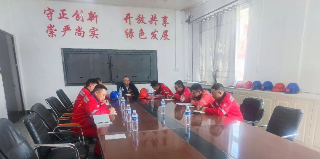 化機(jī)公司黨委書記、董事長、總經(jīng)理楊中澤到內(nèi)蒙宜化項目現(xiàn)場辦公(圖3)