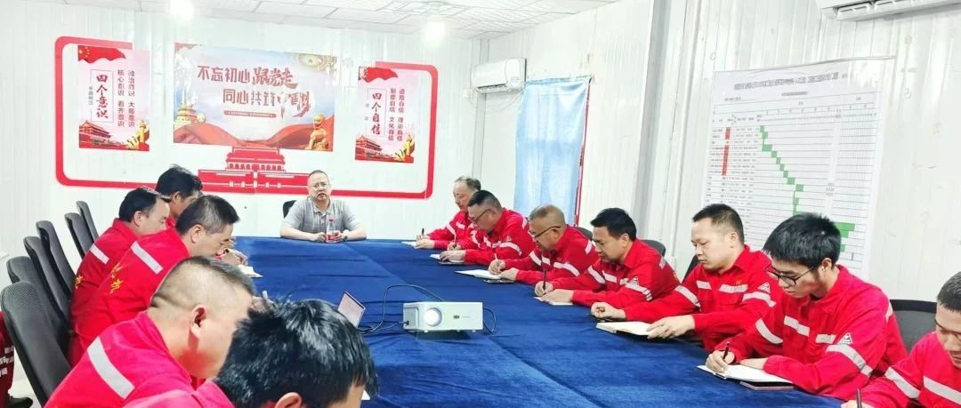 化機(jī)公司黨委書記、董事長、總經(jīng)理?xiàng)钪袧傻叫陆?xiàng)目部現(xiàn)場辦公